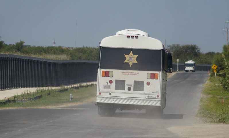 联邦政府在美墨边界德州德里欧市，以巴士运送海地无证移民到机场，遣返回海地。(美联社)(photo:UDN)