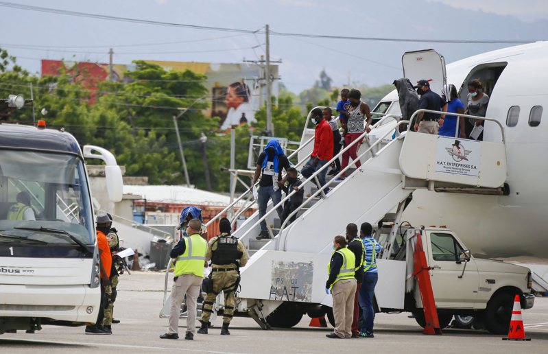 被美国自德州强力遣返的第一批海地偷渡移民，19日飞回海地机场。(美联社)(photo:UDN)