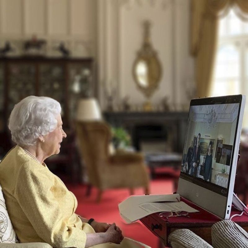 英国女王伊丽莎白二世26日透过视讯露脸，接见新到任外国使节。美联社(photo:UDN)