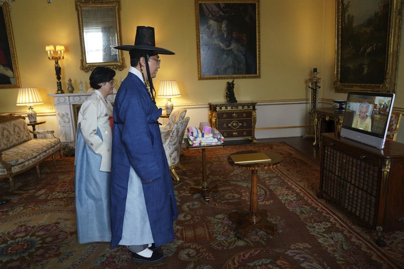 新到任的南韩驻英国大使夫妇26日在白金汉宫透过视讯与英国女王伊丽莎白二世会面。（美联社）(photo:UDN)