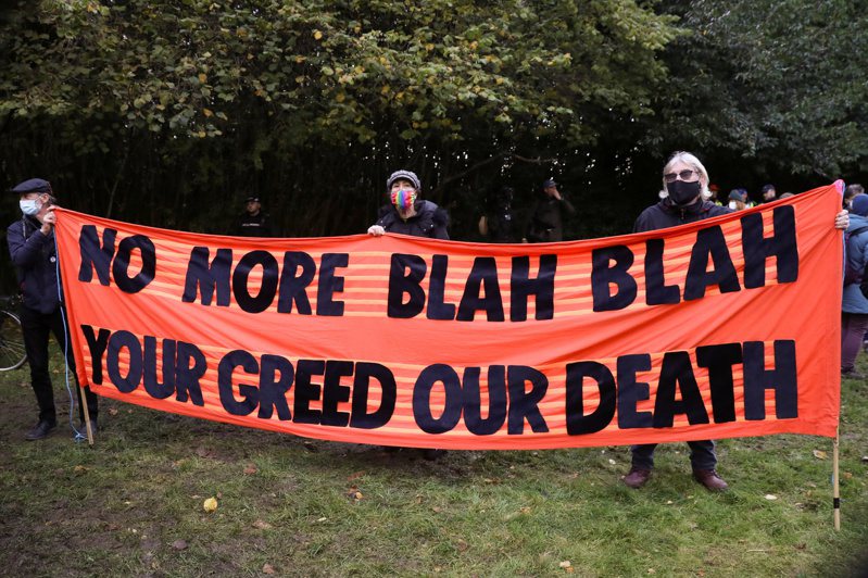 關注環保人士在格拉斯哥舉行示威，要求世界領袖不要再空談。(路透)