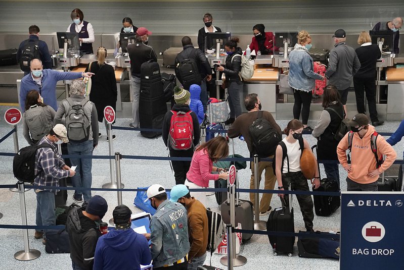 感恩节前周末，全美各大机场挤满旅客，图为旅客在明尼亚波利斯机场大排长龙。(美联社)(photo:UDN)