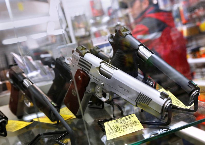 图为纽约一家枪店展示的手枪。路透(photo:UDN)
