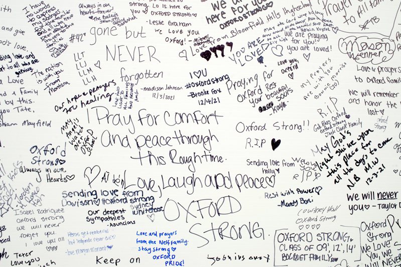 密西根州牛津高中校园枪击惨案， 引起模仿效应；数十名当地学生疑似发表在校园犯下暴力罪行的言论而遭警拘留。图为学生们哀悼的文字。（美联社）(photo:UDN)