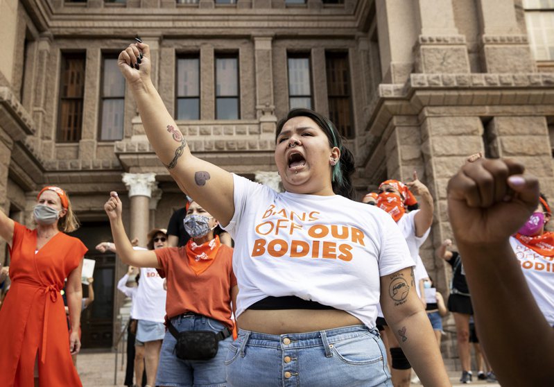 德州妇女在州议会前示威，反对实施六周心跳法。图为示威者胸前写着「别碰我们的身体」。美联社(photo:UDN)
