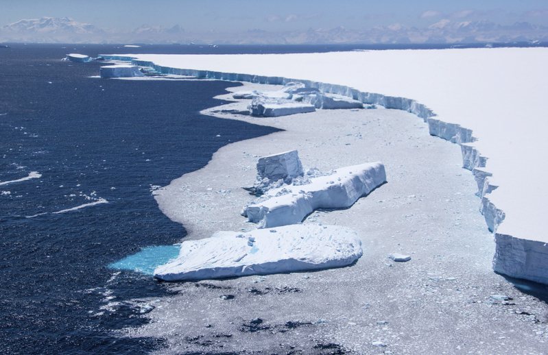由于气候变迁破坏南、北两极稳定，侵蚀冰原下腹，冰山的融化和崩解的速度正在加快，将促使海平面上升。（美联社）(photo:UDN)