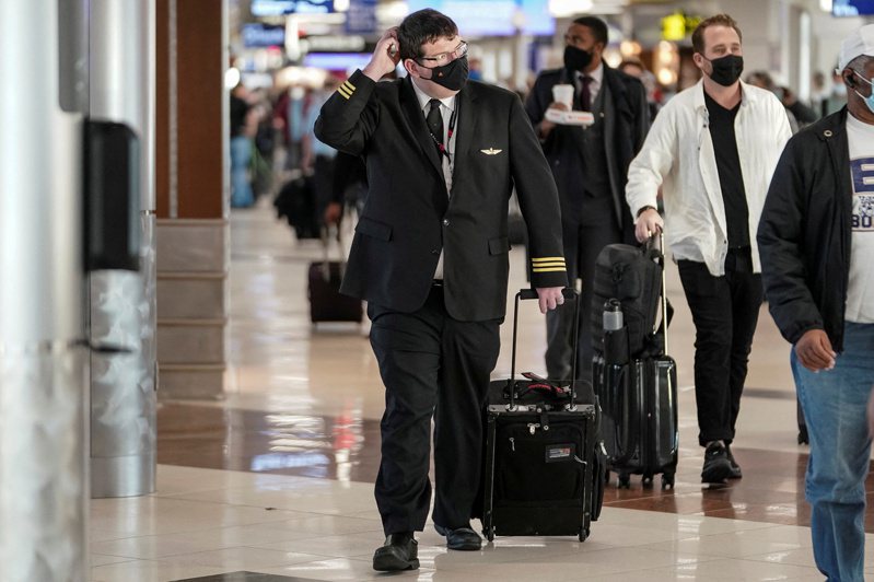 拜登总统表示，若医学小组建议，他会考虑发布国内旅行接种疫苗要求。图为旅客走出亚特兰大机场。路透(photo:UDN)