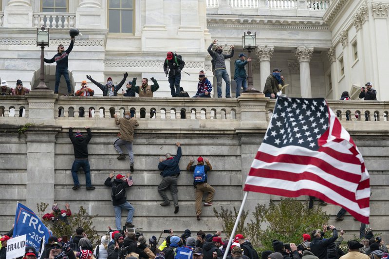 川普支持者去年1月6日攻佔国会大厦。美联社(photo:UDN)