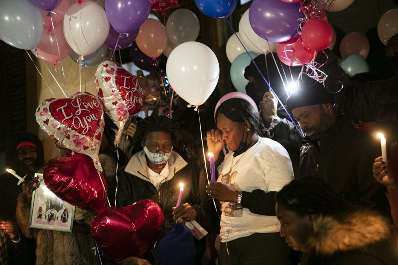 费城一栋公寓楼失火，造成12人死亡，其中有8名儿童。图为居民为死者举行烛光追悼会。美联社(photo:UDN)