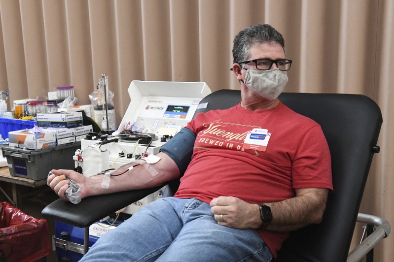 美国红十字会为鼓励捐血，以超级盃球票作为奖品，供捐血者抽奖。图为捐血者在宾州红十字会捐血。美联社(photo:UDN)