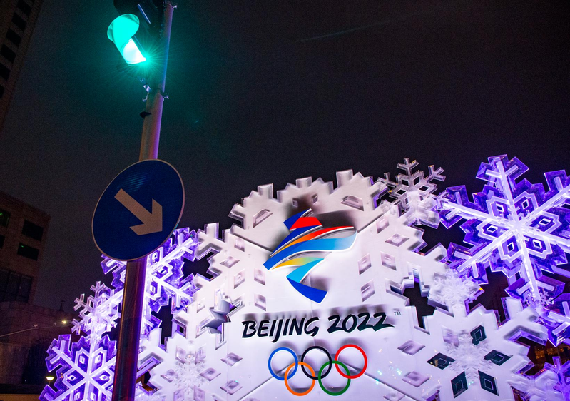 北京冬奥下月初登场，各国陆续表态对出席奥会的立场。图为北京市朝阳区的一处冬奥景观亮灯。图／中新社(photo:UDN)