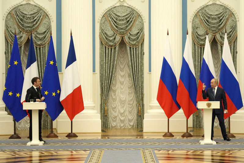 俄国总统普亭(右)7日与到访的法国总统马克宏(左)，会谈乌克兰局势与东欧安全。图／美联社(photo:UDN)