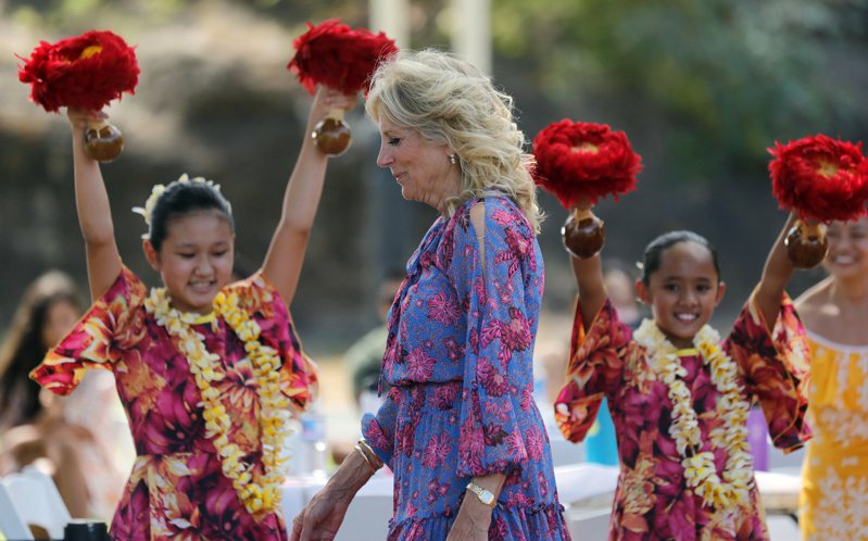 夏威夷州居民寿命长，可活80.9岁。图为去年7月25日第一夫人吉尔．拜登前往视察时，当地民众载歌载舞欢迎。（美联社）(photo:UDN)