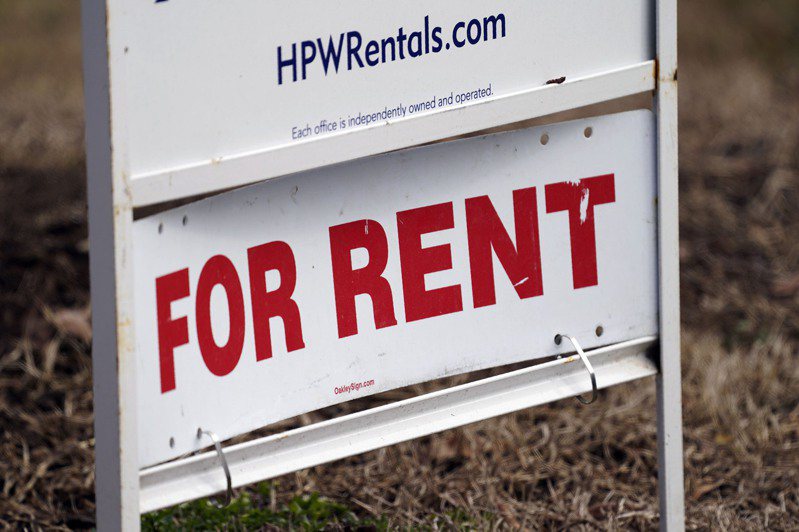 北卡州一处街区立着出租的牌子，租金上涨让不少家庭承受更大的财务压力。(美联社)(photo:UDN)