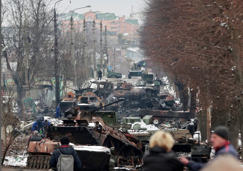 图为在基辅西北的布恰被击毁的俄军车队。（路透）(photo:UDN)
