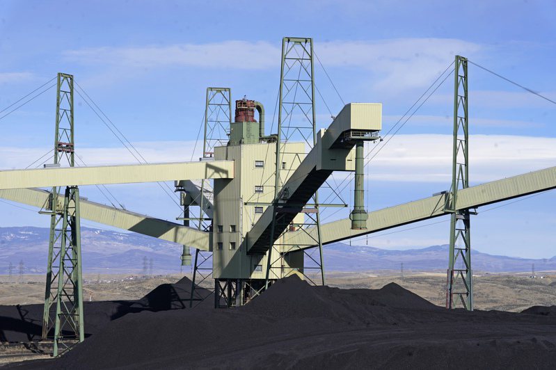 拜登政府决心利用战争推高油价之际，要加速取代石化能源，宣导清洁能源。图为科罗拉多州西北部克雷克市一处燃煤发电厂。(美联社)(photo:UDN)