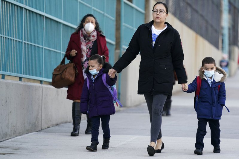 民调指出，约有四成美国家长担心孩子戴口罩对健康有害。图为纽约市家长于3月初带着孩子上学。(美联社)(photo:UDN)