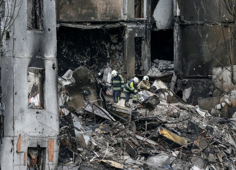 乌克兰政府8日称在博罗江卡一座遭俄军炸毁的大楼残垣下找到26具罹难平民的尸体，担心那里可能有更多被害人。图为志工人员在寻找遗体。路透(photo:UDN)