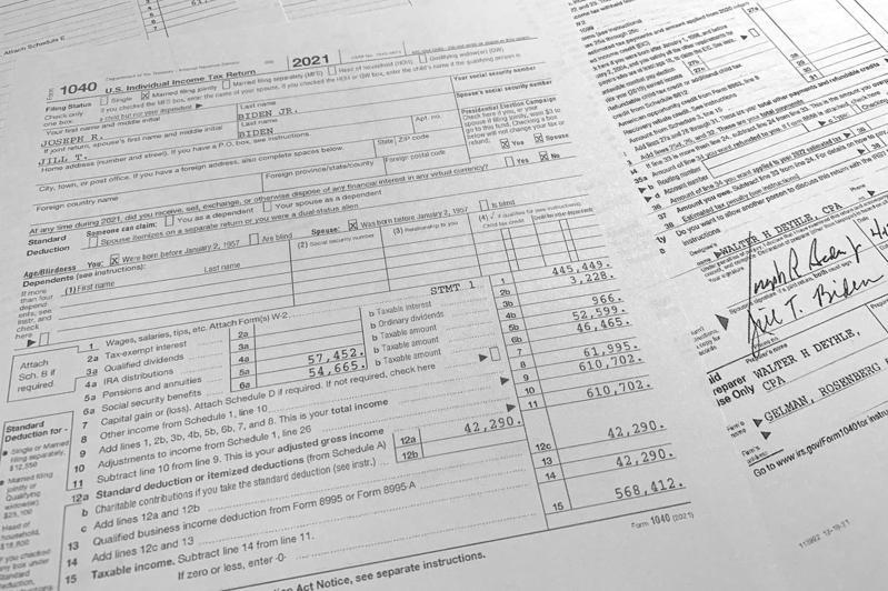 联邦税表显示，拜登总统和夫人在去年一共赚了61万余元，交税逾15万元。美联社(photo:UDN)