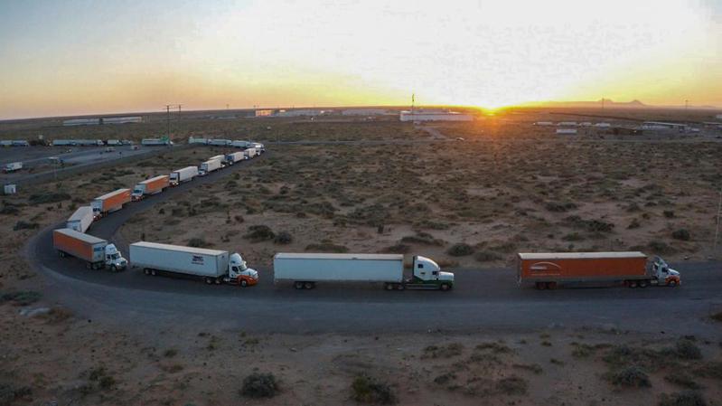 对墨西哥抵美卡车进行拦检，对州长艾伯特的政治道路上，在短期内有所帮助。(美联社)(photo:UDN)