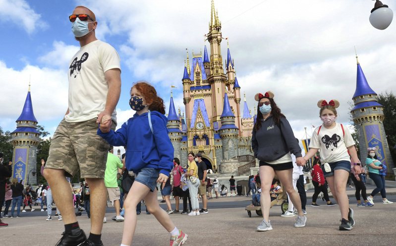 疫情缓和，不必再保持社交距离，迪士尼决定开放游客和米老鼠、唐老鸭拥抱拍照。（美联社)(photo:UDN)