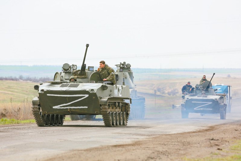 俄国军车18日在乌克兰马立波附近俄方控制区的公路行驶。美联社(photo:UDN)