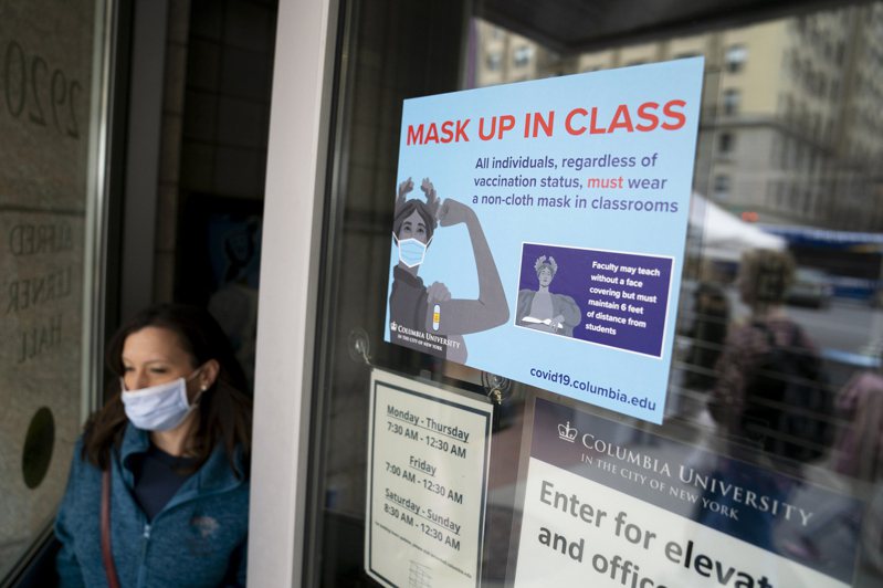 由于新冠病例攀升，纽约等数州的多所大学颁布口罩强制令。图为纽约市哥伦比亚大学要求在教室内戴口罩。(美联社)(photo:UDN)