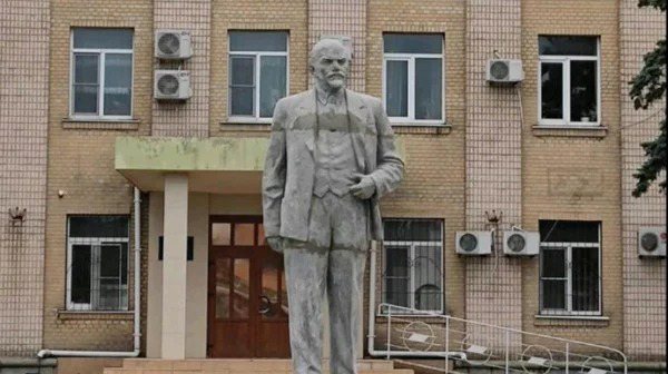 俄军在赫尔松港口城市格尼奇斯克，重新竖立列宁像。(取材自脸书)(photo:UDN)
