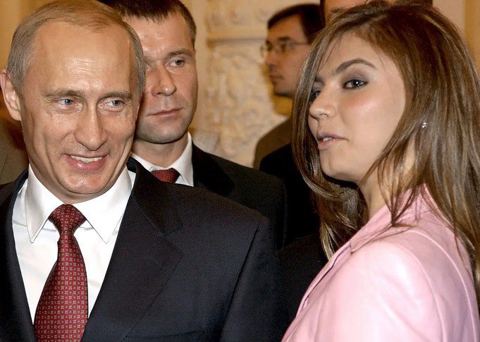 2004年11月普亭在莫斯科接见奥体国家代表，包括后来传闻中的女朋友卡巴耶娃(右)。(路透)(photo:UDN)