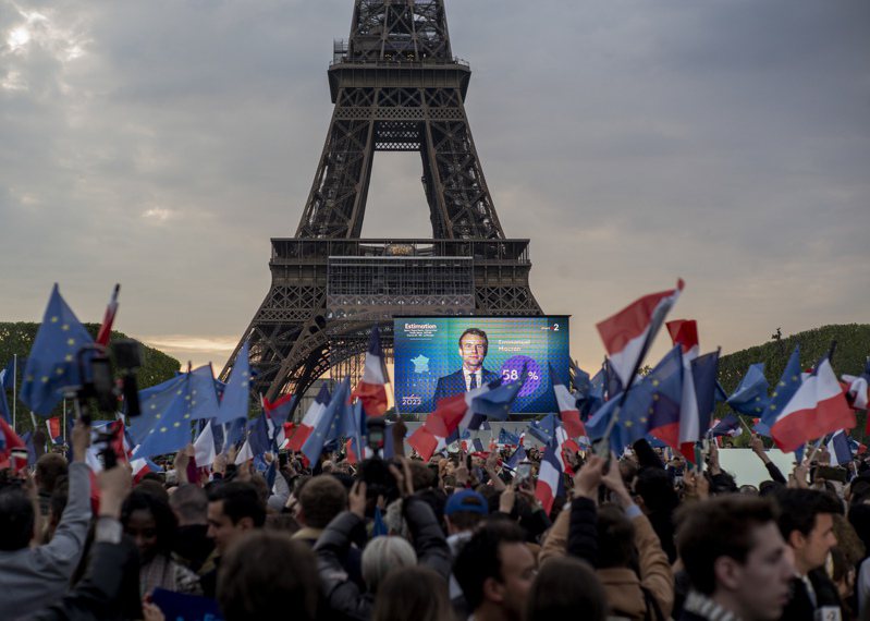 法国总统马克宏的支持者24日在巴黎艾菲尔铁塔前广场，挥舞法国国旗及欧盟旗帜，欢庆马克宏胜选。（美联社）(photo:UDN)