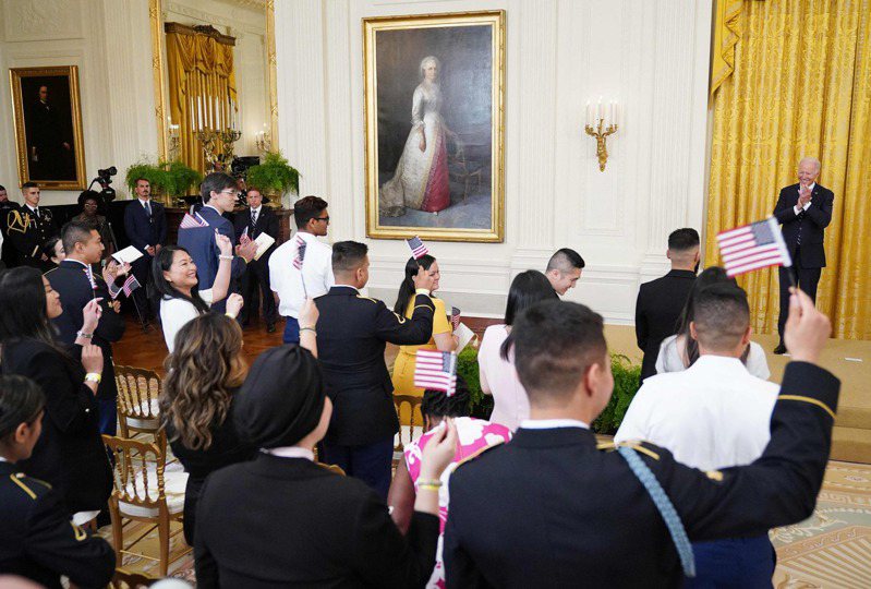 7月4日国庆日即将来临，拜登2日在白宫东厢参加21名新公民的入籍仪式。（欧新社）(photo:UDN)