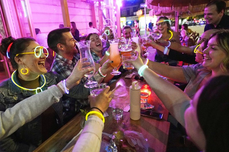 美国民众的生育年龄在过去30年来一再推迟，30多岁和40多岁生育的女性大幅上升。图为纽约一群年轻人在酒吧欢聚。(美联社)(photo:UDN)