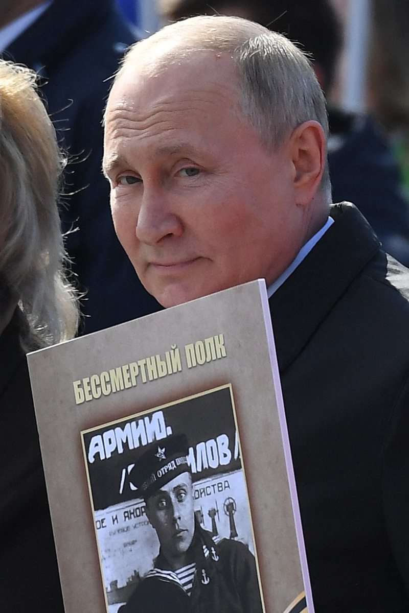图为普亭手持他父亲弗拉迪米尔‧斯皮里多诺维奇·普亭的肖像，老普亭曾在曾在苏联海军服役。(Getty Images)(photo:UDN)