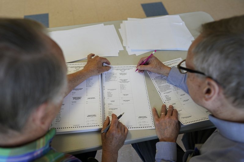 宾州共和党参议员初选计票恐耗时多日，甚至得重新计票。图为18日选务人员在计票。(美联社)(photo:UDN)