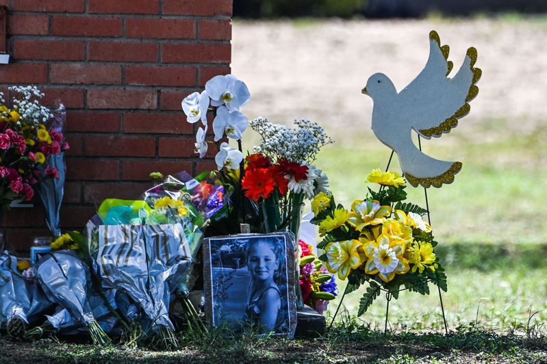 乌瓦德居民在发生枪案的小学门口放置鲜花悼。(Getty Images)(photo:UDN)