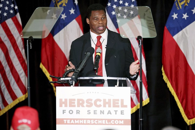 今年共和党初选非裔参选人创新高。图为前美足明星沃克上周在乔治亚州联邦参议员共和党初选胜出后，发表演说。(美联社)(photo:UDN)