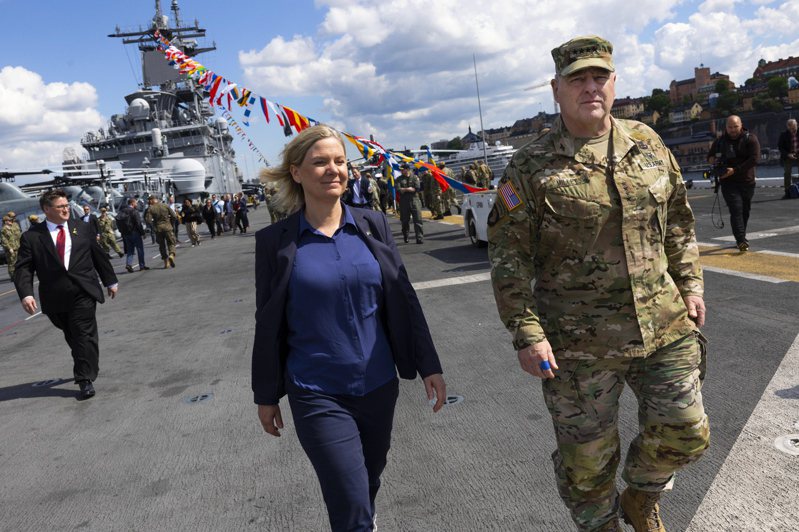 北约5日在波罗的展开由美国领导的海军演习，美国参谋首长联席会议主席密利(右)和瑞典首相安德森(左)出席。(欧新社)(photo:UDN)