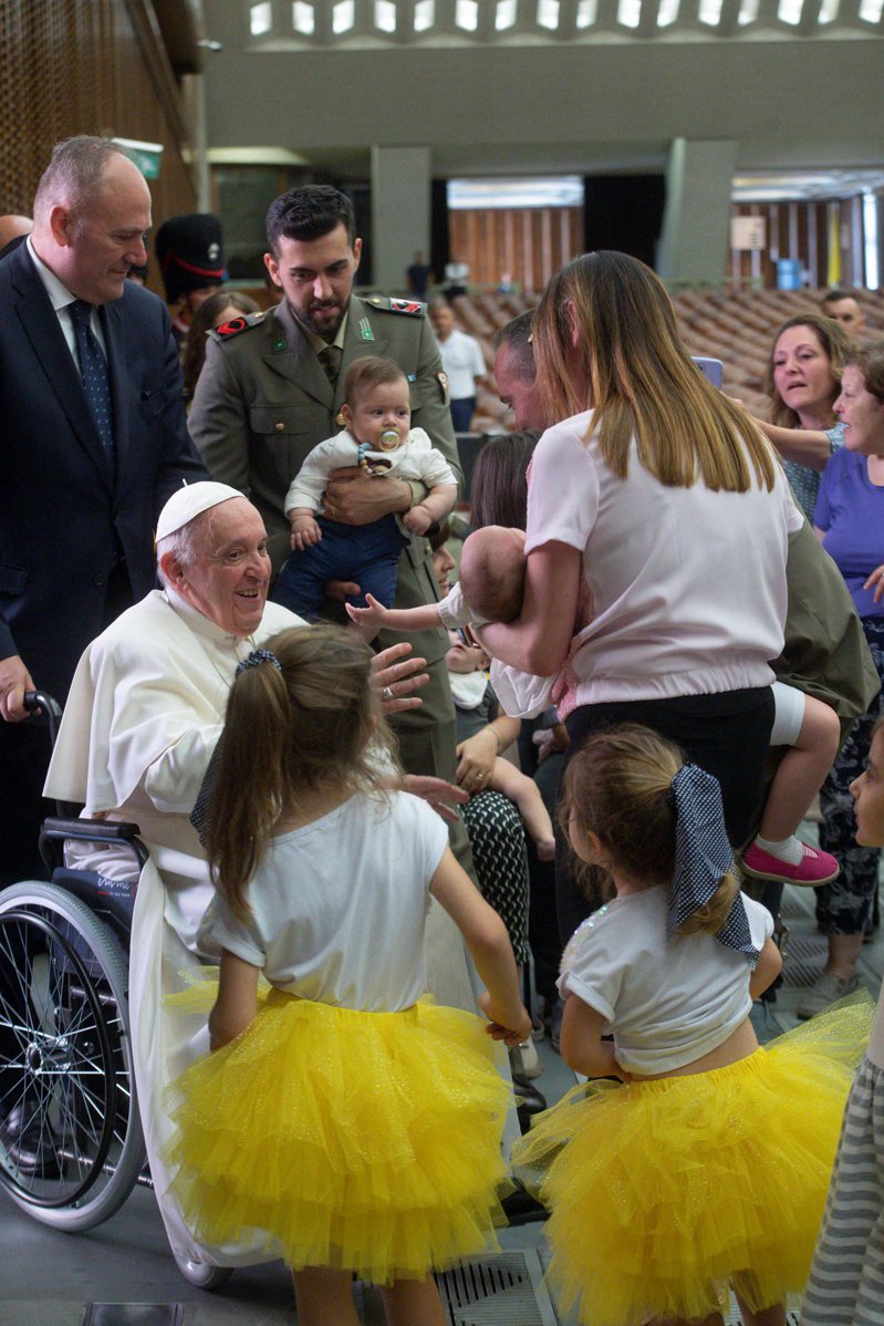 教宗方济各（左）11日在梵蒂冈出席活动时，仍然要以轮椅代步。（路透）(photo:UDN)
