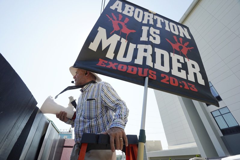 保护堕胎权的罗诉韦德案被推翻，一些曾堕胎的妇女将因此被以谋杀罪告上法庭。图为示威者24日在一家堕胎诊所前举牌，称堕胎者为「杀人犯」。(美联社)(photo:UDN)