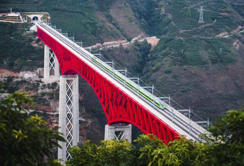中国在寮国的一带一路工程、中寮铁路寮国段2021年6月开通。图为跨过云南境内的元江桥段。(美联社)(photo:UDN)
