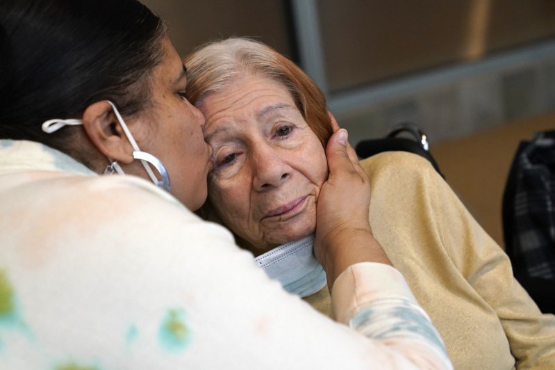 美国失智症患者大多是女性，图为纽约市布朗士区一个老人中心收容的失智病人(右)。(美联社)(photo:UDN)