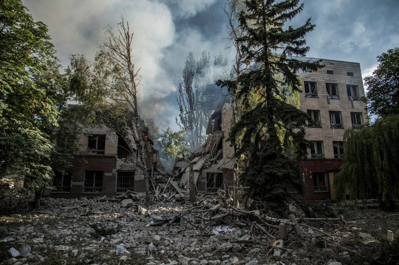 俄军和乌东分离主义武装分子3日拿下乌东卢甘斯克州最后一个主要据点利西昌斯克市，完全控制卢州。图为利西昌斯克住宅毁于战火。（路透）(photo:UDN)
