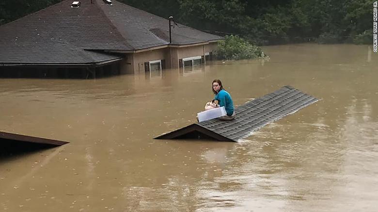 肯塔基州一名17岁少女带着爱犬游过洪流，坐到屋顶等待救援。(取自CNN电视画面，Terry Adams Sr.摄影)(photo:UDN)