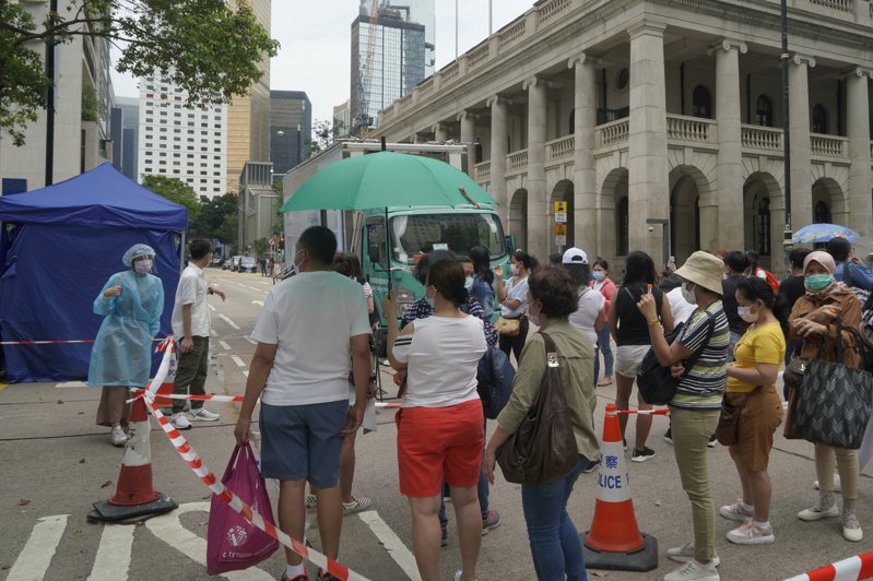 香港的移工排队施打疫苗。(美联社)(photo:UDN)