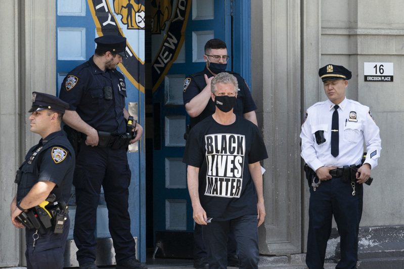 纽约市长参选人多诺万(中)，参与佛洛伊德一周年悼念示威被捕。图为他走出警局。(美联社)(photo:UDN)
