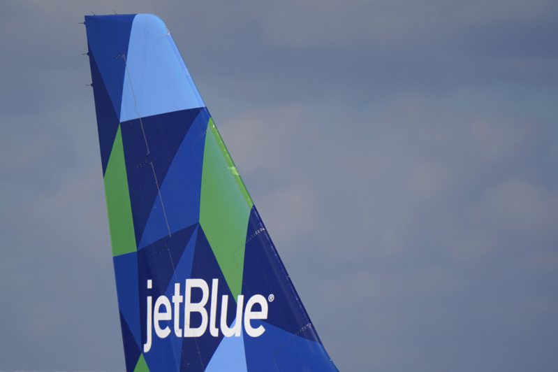 被联邦航空总署处以1万5500元罚款的对象，包括今年2月5日搭乘捷蓝航空公司(JetBlue)往返佛罗里达州与拉斯维加斯班机的一名乘客，这名乘客曾被空服人员至少十次劝告应该确实配戴口罩，但都置之不理。美联社(photo:UDN)