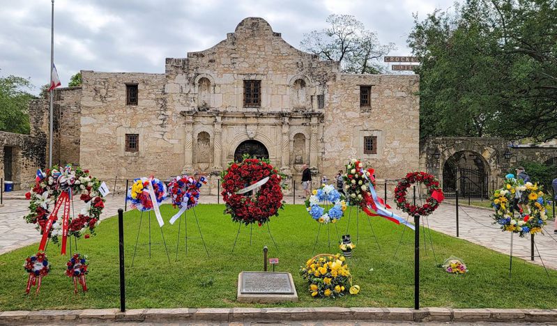 每年在阿拉莫之役的教区建筑外进行纪念仪式。(The Alamo)(photo:UDN)