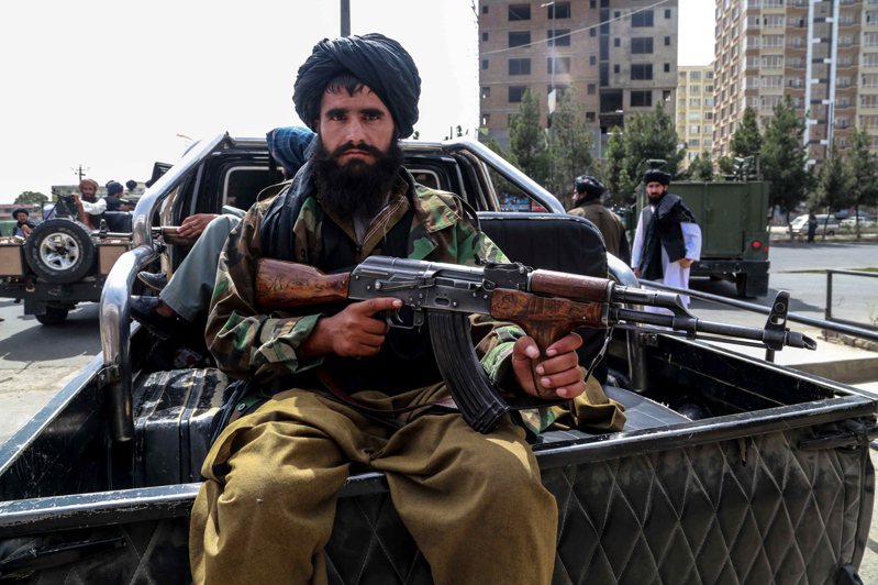 阿富汗神学士武装分子在街头巡视。 欧新社(photo:UDN)