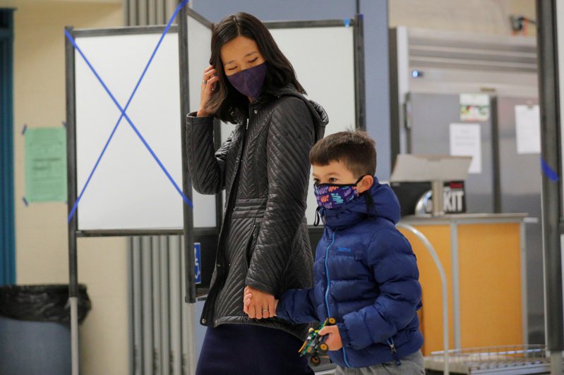 波士顿选出第一位华裔女市长吴弭(Michelle Wu)，吴弭在截稿前开出的16%选票中，以58.4%的得票率领先对手的41.6%。图为吴弭带着儿子去投票。（路透）(photo:UDN)