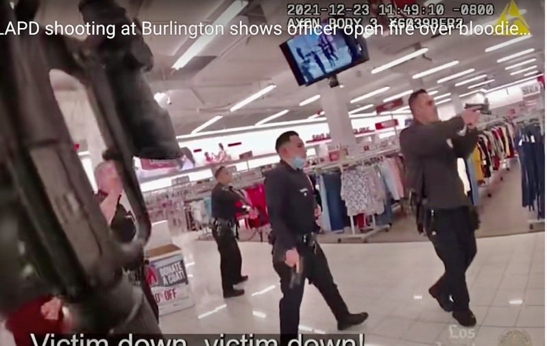 警察进入伯灵顿服装店内，举枪攻向嫌犯袭击地点。（LAPD视频）(photo:UDN)
